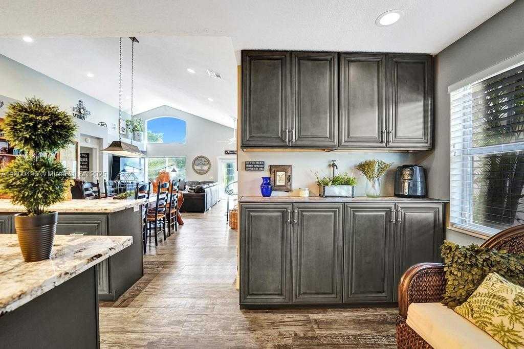 Small Image of 9471 OAK GROVE CIR, Davie Number 24