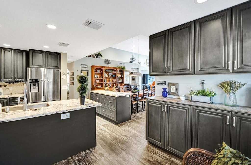Small Image of 9471 OAK GROVE CIR, Davie Number 25