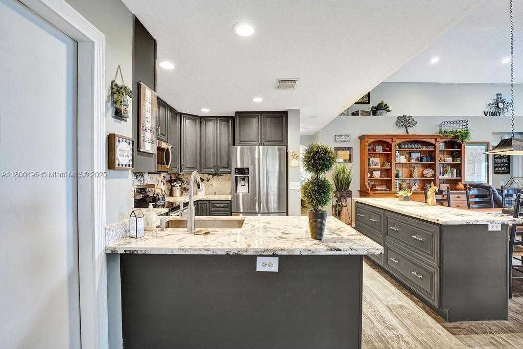 Small Image of 9471 OAK GROVE CIR, Davie Number 26