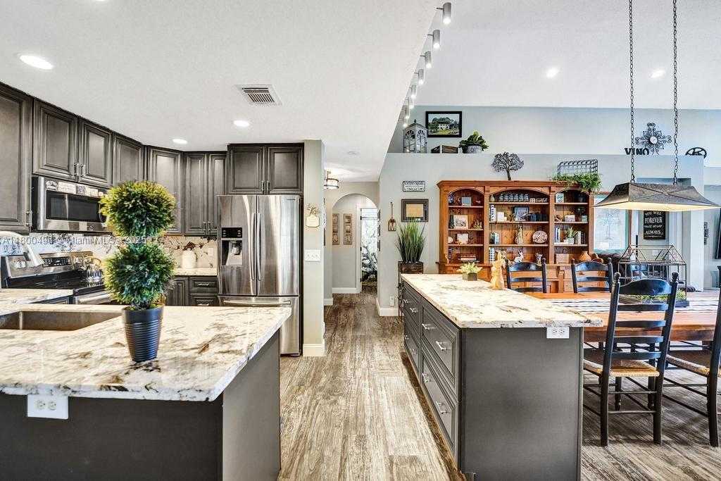 Small Image of 9471 OAK GROVE CIR, Davie Number 27