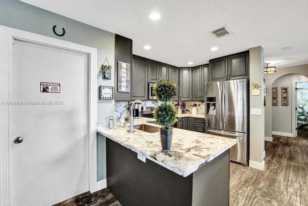 Small Image of 9471 OAK GROVE CIR, Davie Number 28