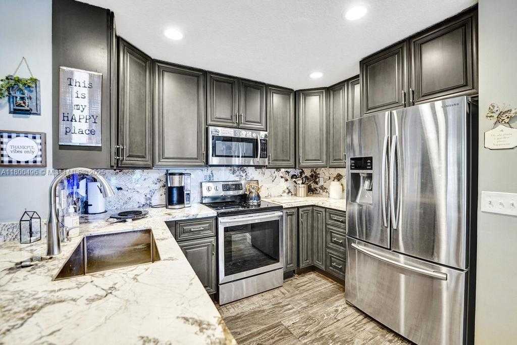 Small Image of 9471 OAK GROVE CIR, Davie Number 29