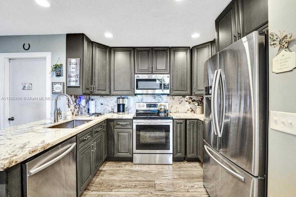 Small Image of 9471 OAK GROVE CIR, Davie Number 30