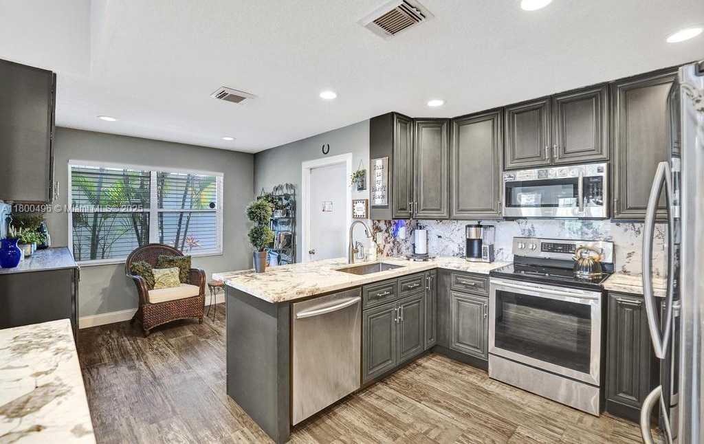 Small Image of 9471 OAK GROVE CIR, Davie Number 31