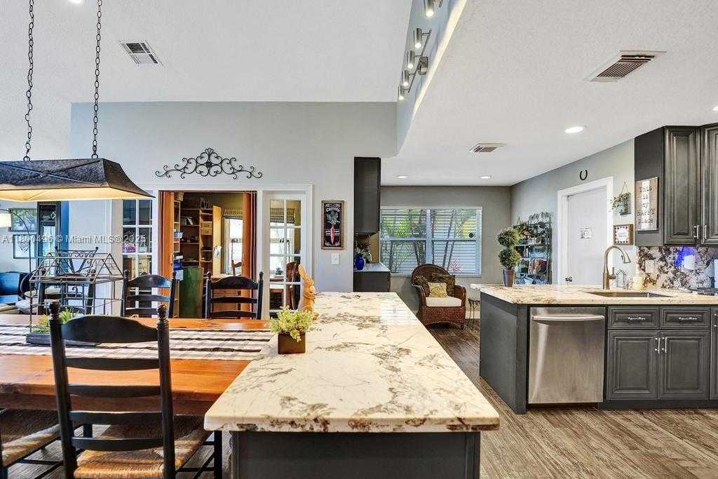 Small Image of 9471 OAK GROVE CIR, Davie Number 32
