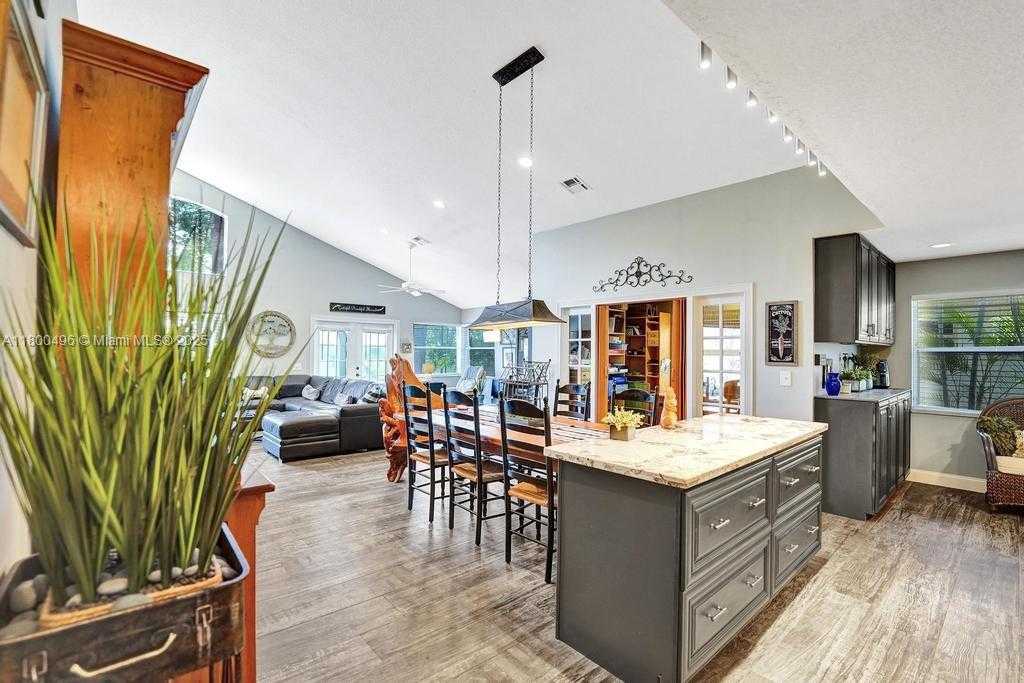 Small Image of 9471 OAK GROVE CIR, Davie Number 33