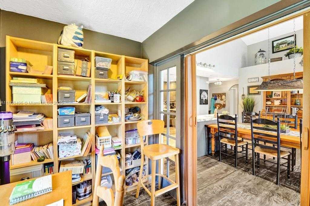 Small Image of 9471 OAK GROVE CIR, Davie Number 34