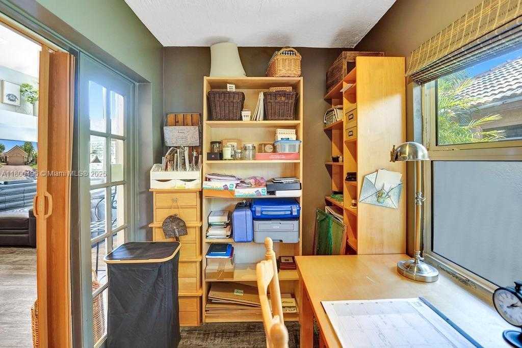 Small Image of 9471 OAK GROVE CIR, Davie Number 35