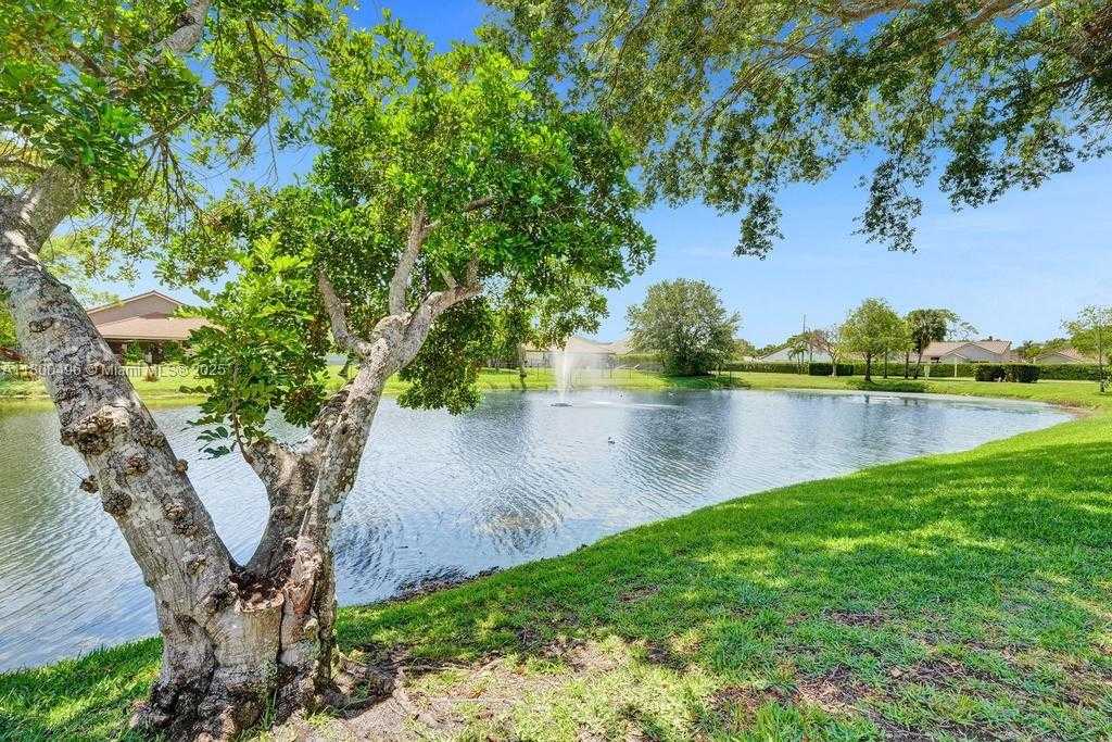 Small Image of 9471 OAK GROVE CIR, Davie Number 4