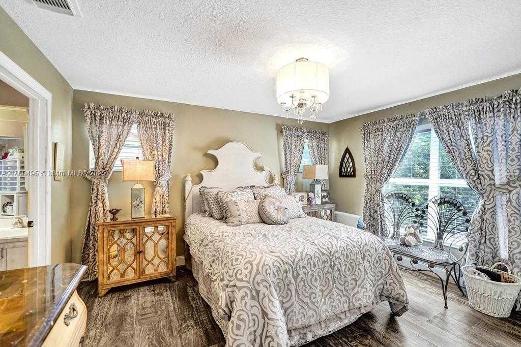 Small Image of 9471 OAK GROVE CIR, Davie Number 42