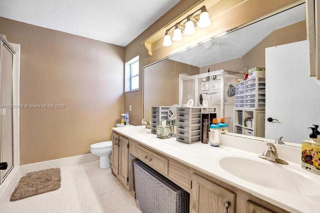 Small Image of 9471 OAK GROVE CIR, Davie Number 43