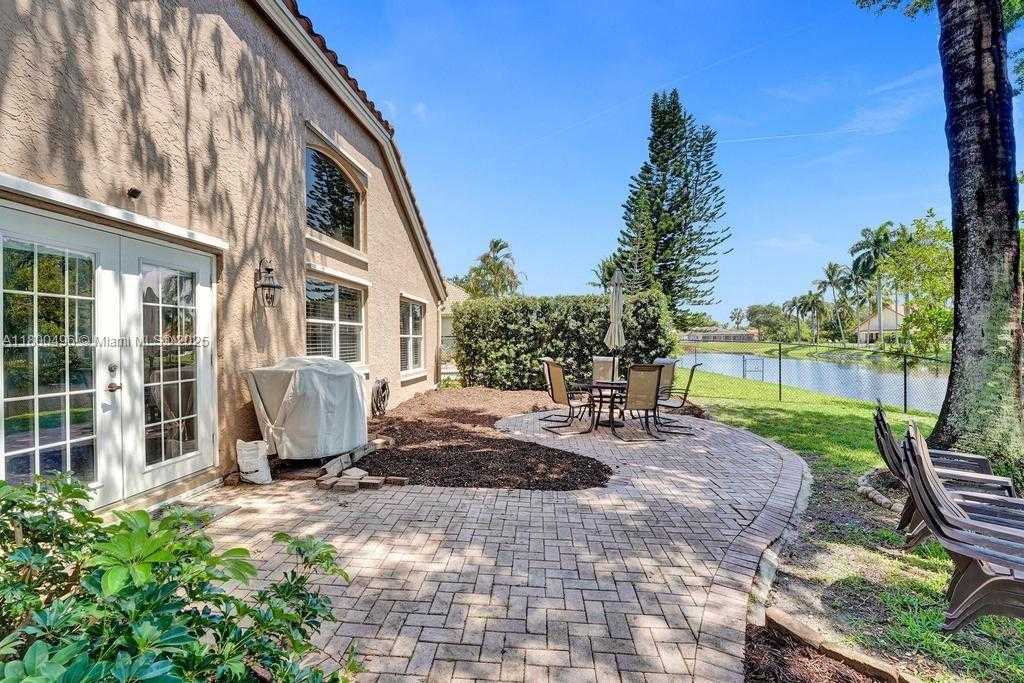 Small Image of 9471 OAK GROVE CIR, Davie Number 8