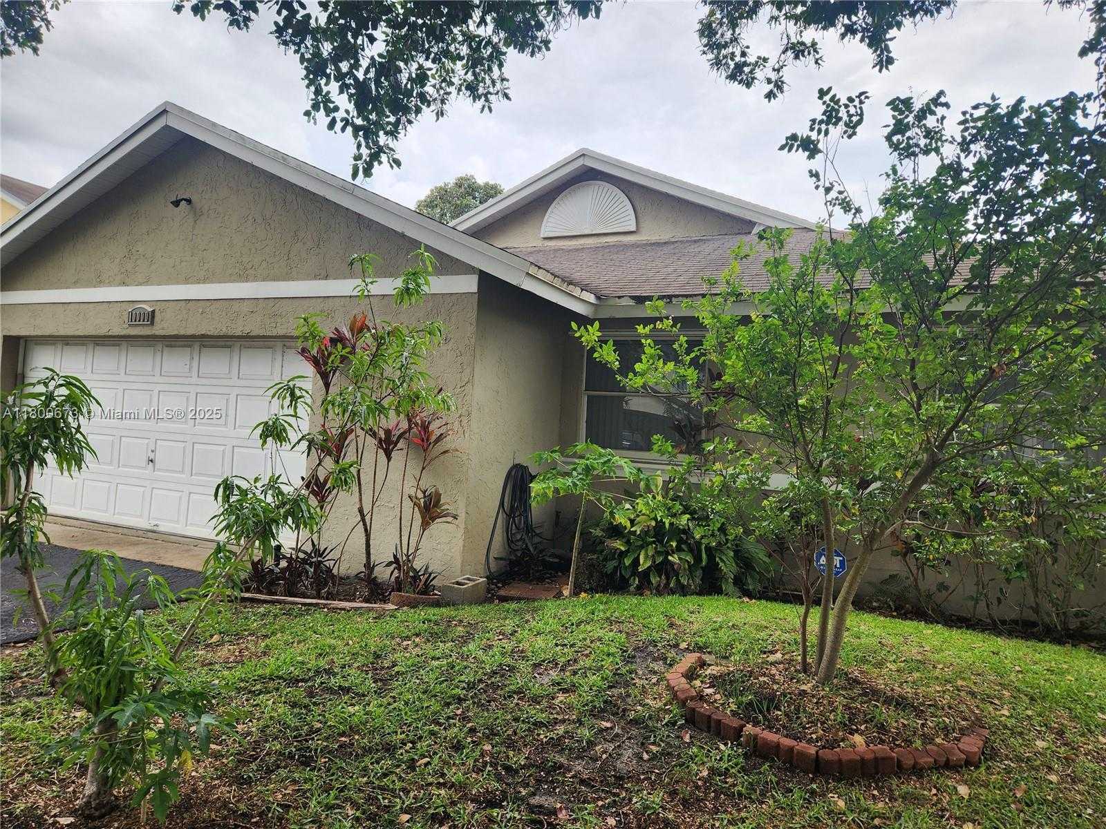 Small Image of 10000 SOUTH WEST 9TH CT, Pembroke Pines Number 2