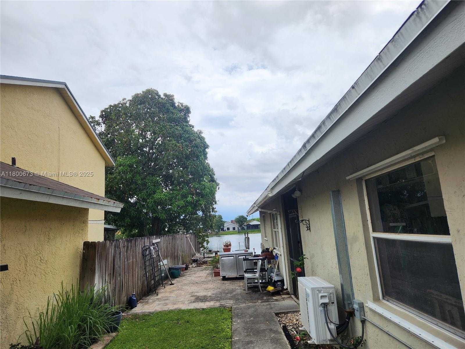 Small Image of 10000 SOUTH WEST 9TH CT, Pembroke Pines Number 3