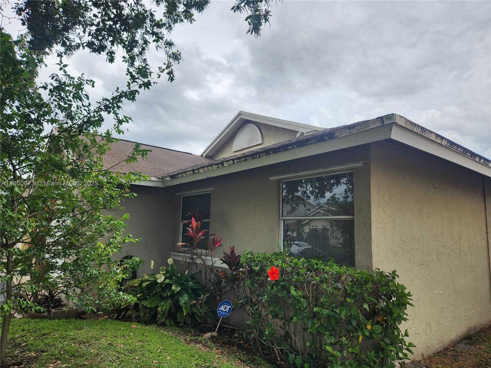 Small Image of 10000 SOUTH WEST 9TH CT, Pembroke Pines Number 4