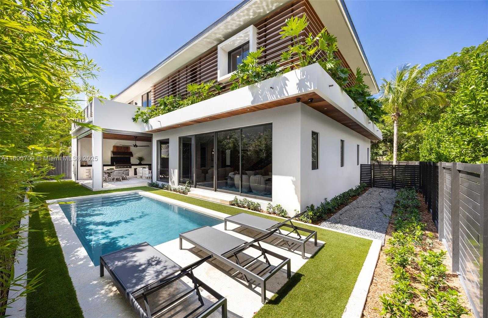 Small Image of 2905 WASHINGTON ST, Miami Number 4