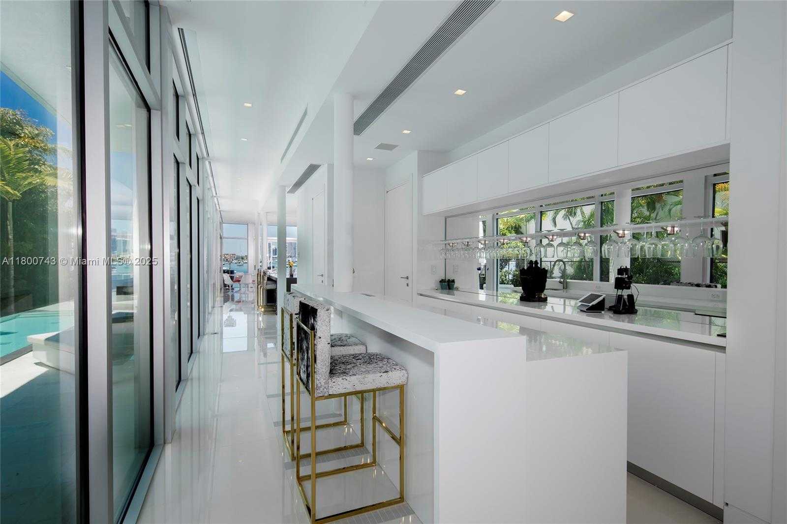 Small Image of 440 SOUTH HIBISCUS DR, Miami Beach Number 11