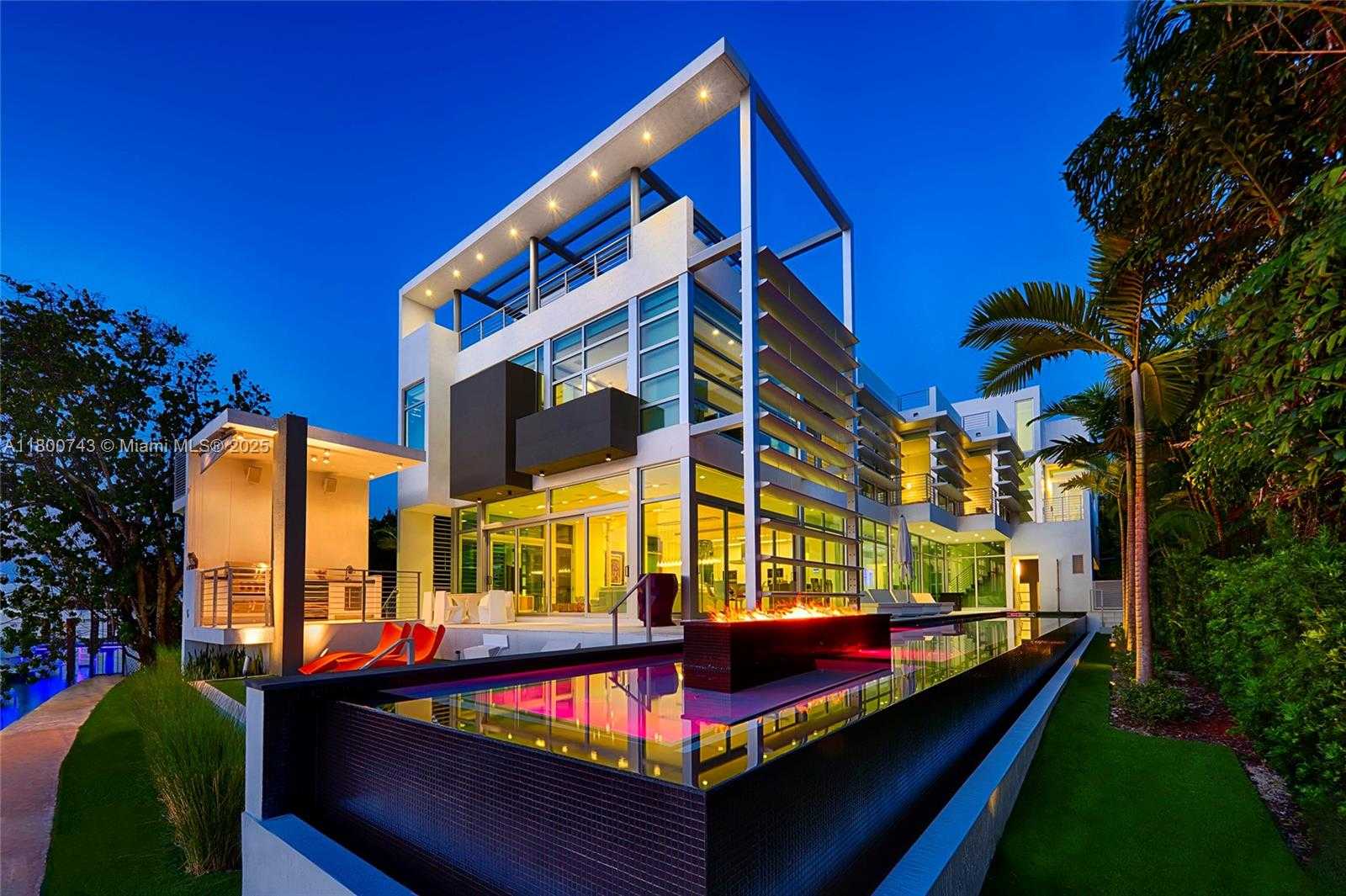 Small Image of 440 SOUTH HIBISCUS DR, Miami Beach Number 2