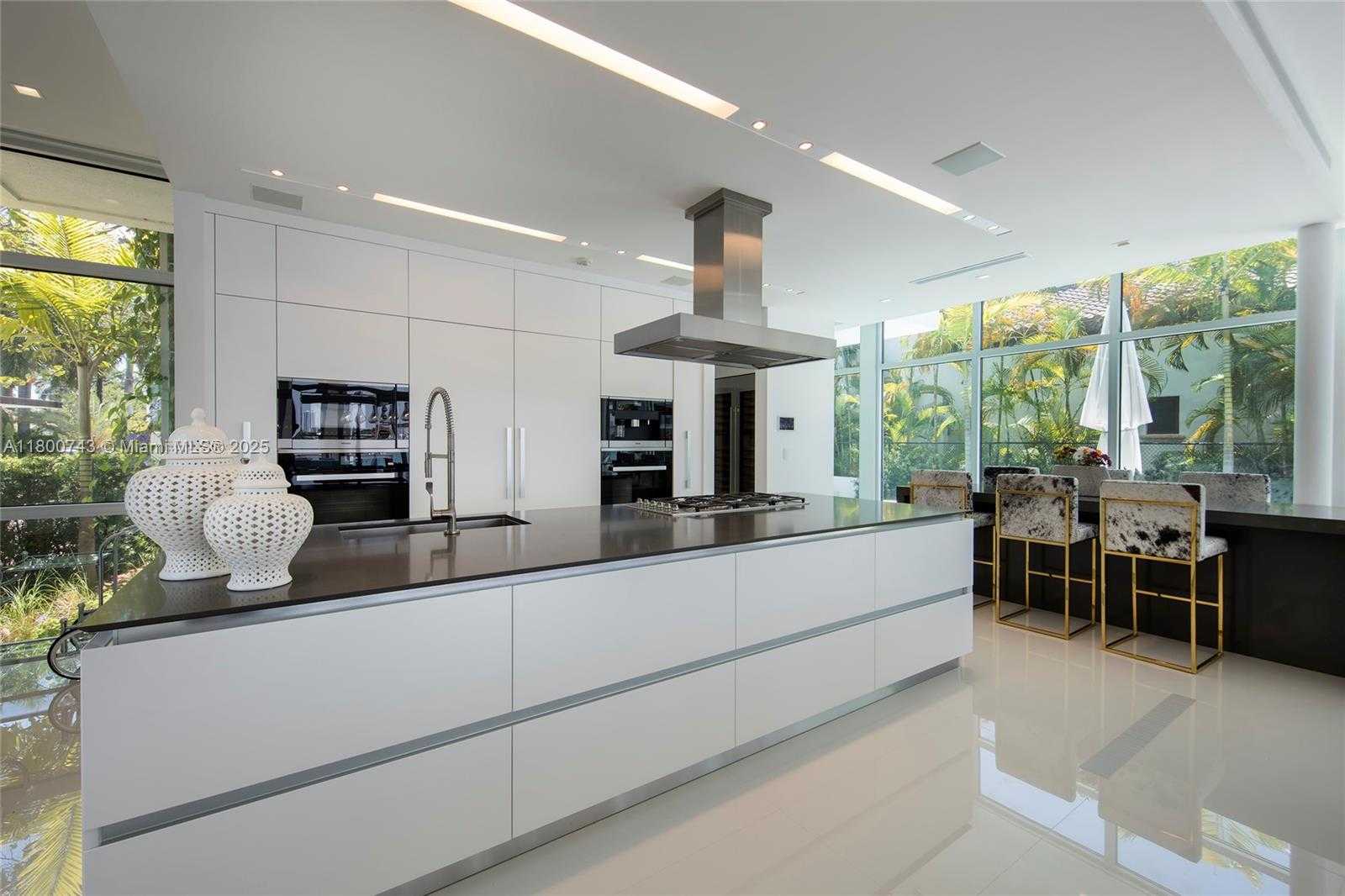 Small Image of 440 SOUTH HIBISCUS DR, Miami Beach Number 7