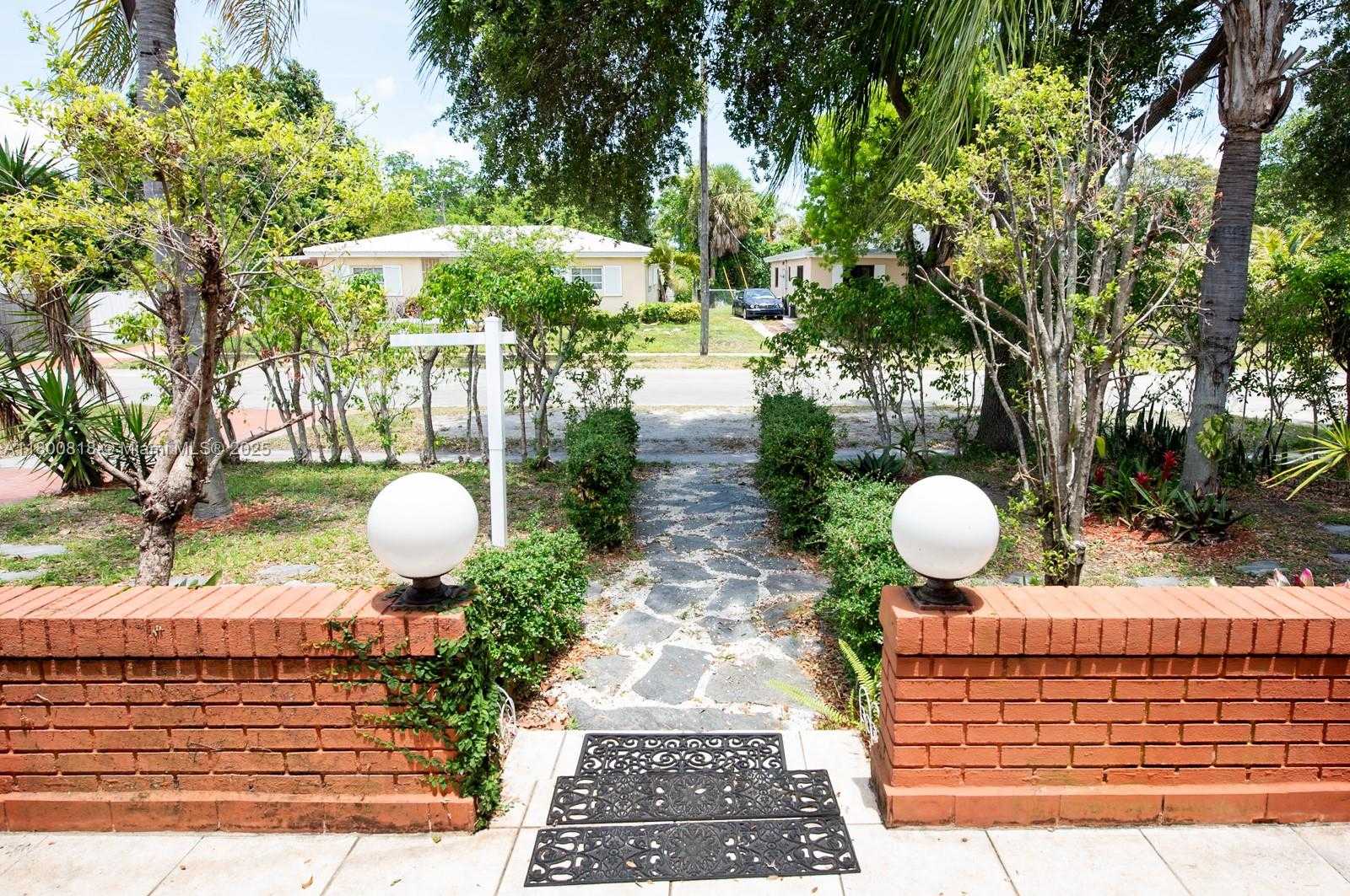Small Image of 16910 NORTH EAST 8TH CT, North Miami Beach Number 3