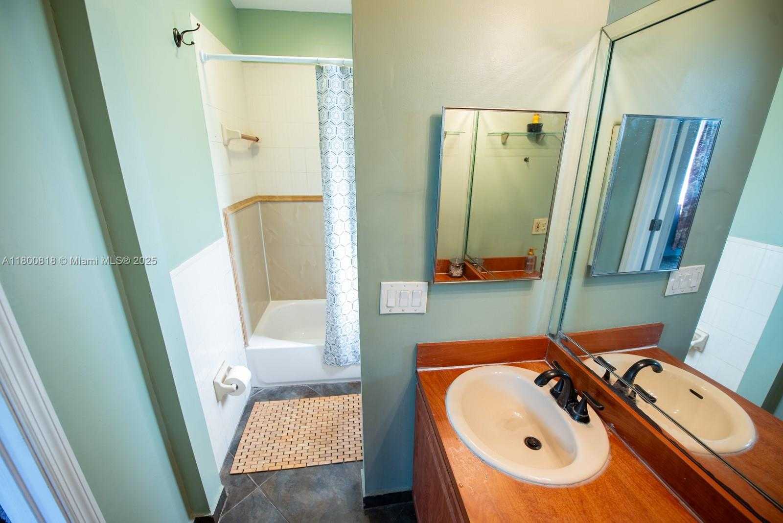 Small Image of 16910 NORTH EAST 8TH CT, North Miami Beach Number 32
