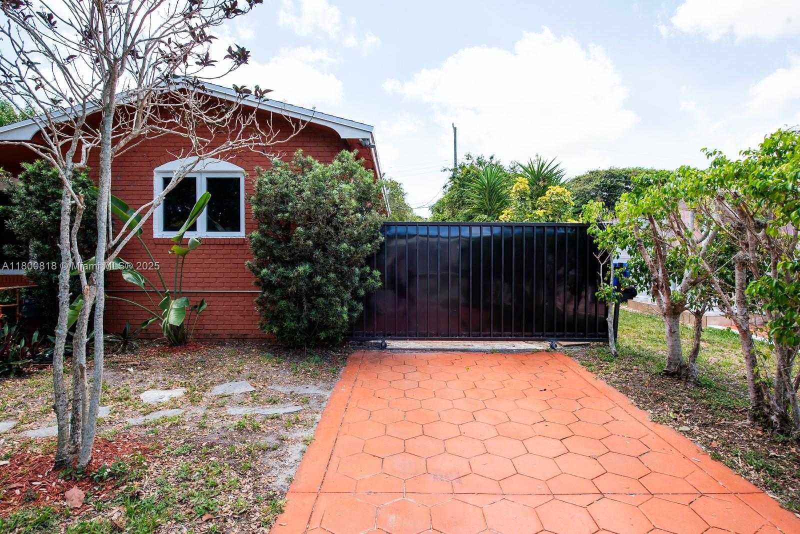 Small Image of 16910 NORTH EAST 8TH CT, North Miami Beach Number 36