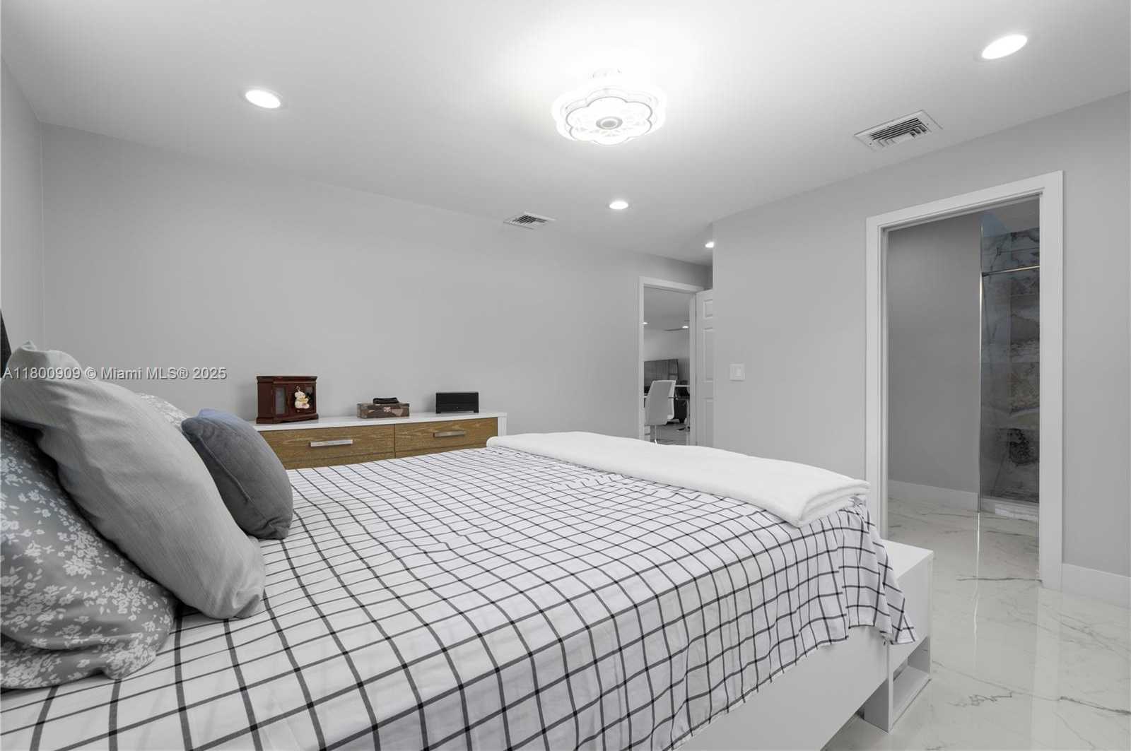 Small Image of 6307 NW 19TH CT, Margate Number 14