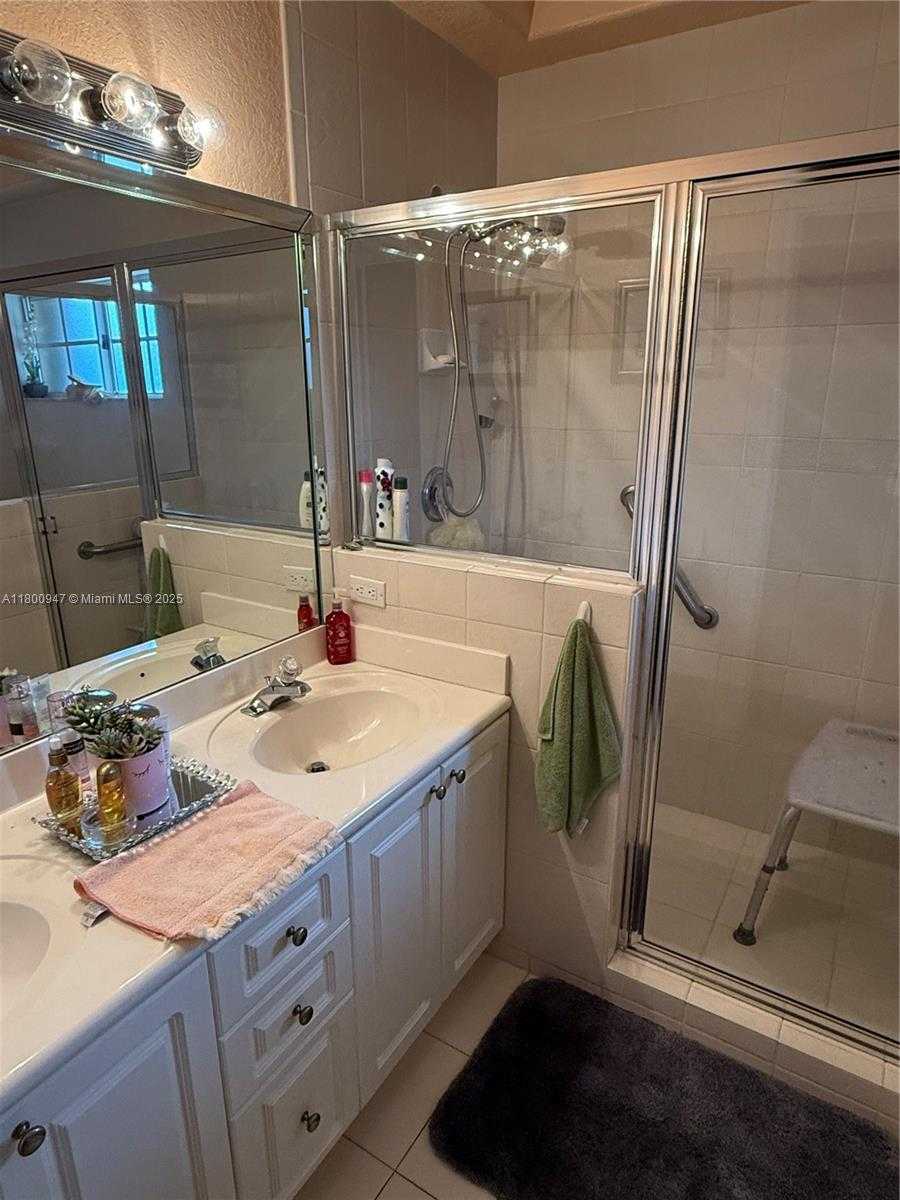 Small Image of 8943 NORTH WEST 174TH ST, Hialeah Number 3