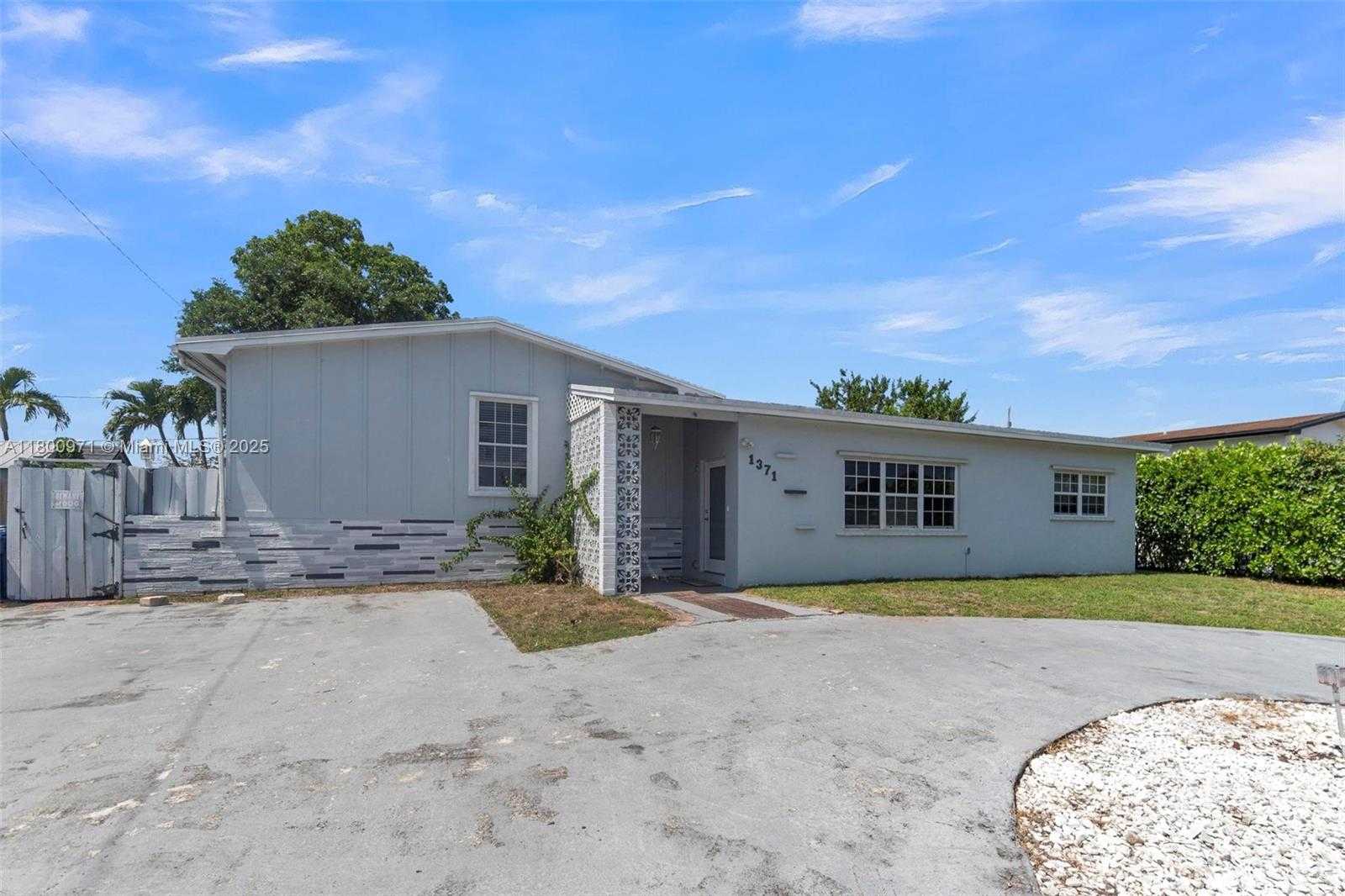 Small Image of 1371 NORTH WEST 198TH ST, Miami Gardens Number 2
