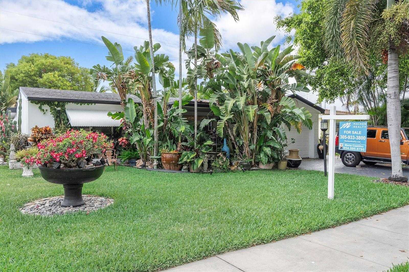 Small Image of 1012 NORTH EAST 8TH ST, Hallandale Beach Number 2
