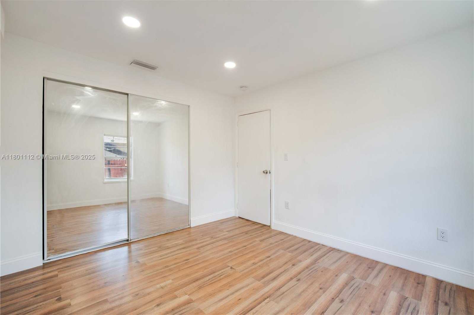 Small Image of Hollywood Number 17