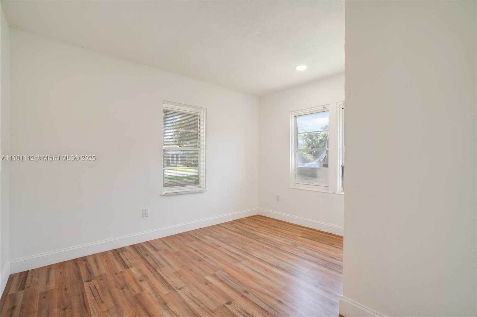 Small Image of Hollywood Number 21