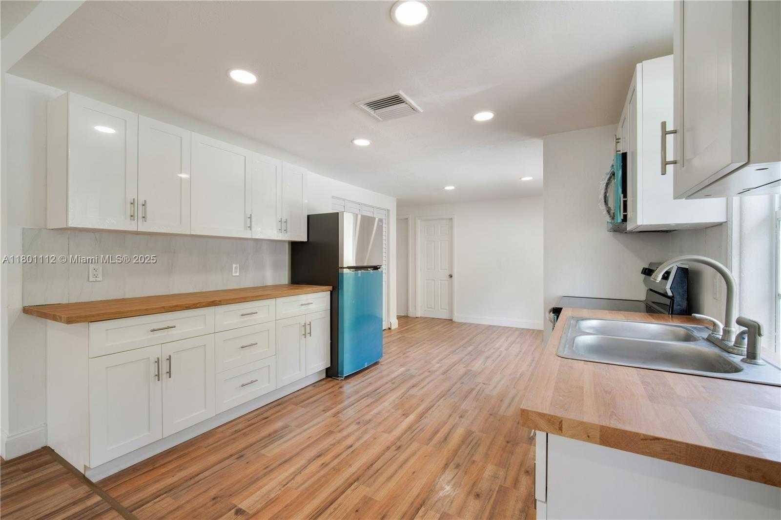 Small Image of Hollywood Number 7