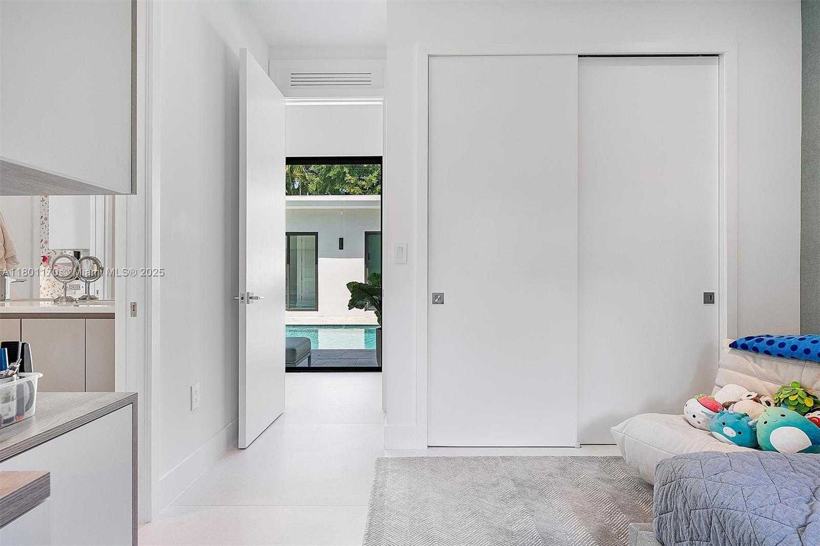 Small Image of 4151 GATE LN, Miami Number 27