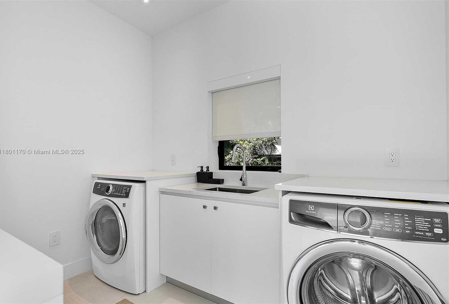 Small Image of 4151 GATE LN, Miami Number 34