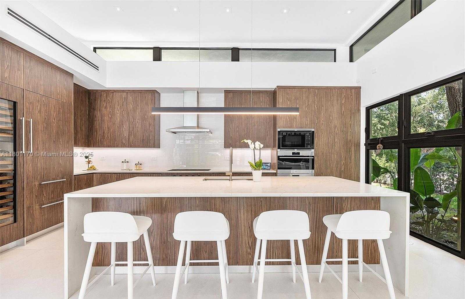 Small Image of 4151 GATE LN, Miami Number 6