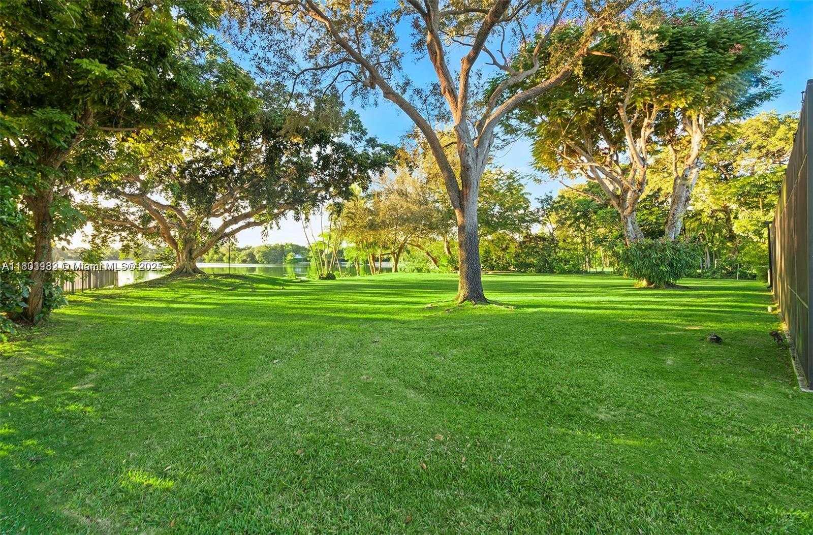 Small Image of 9000 SCHOOL HOUSE RD, Coral Gables Number 3