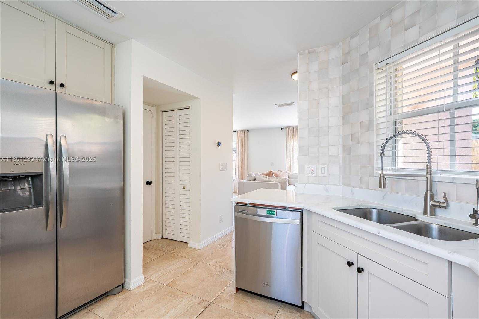 Small Image of 6284 DUVAL DR, Margate Number 9