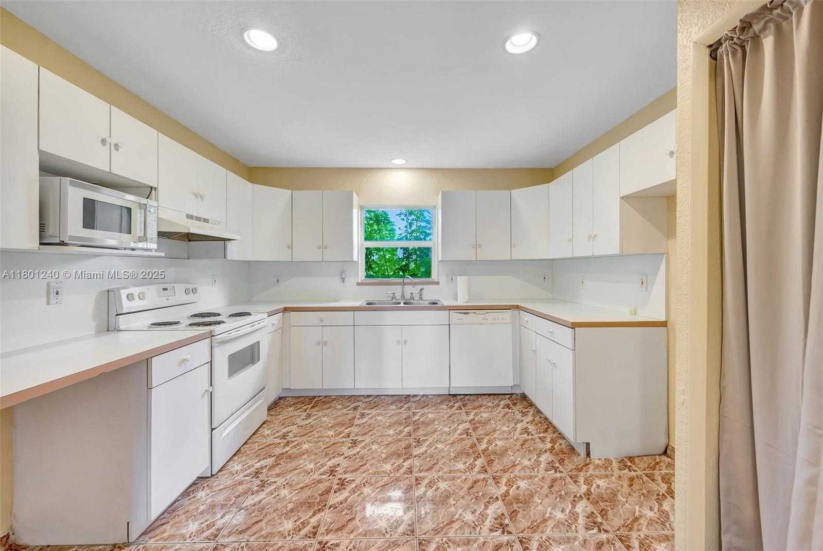 Small Image of 20707 SOUTH WEST 240TH ST, Homestead Number 8