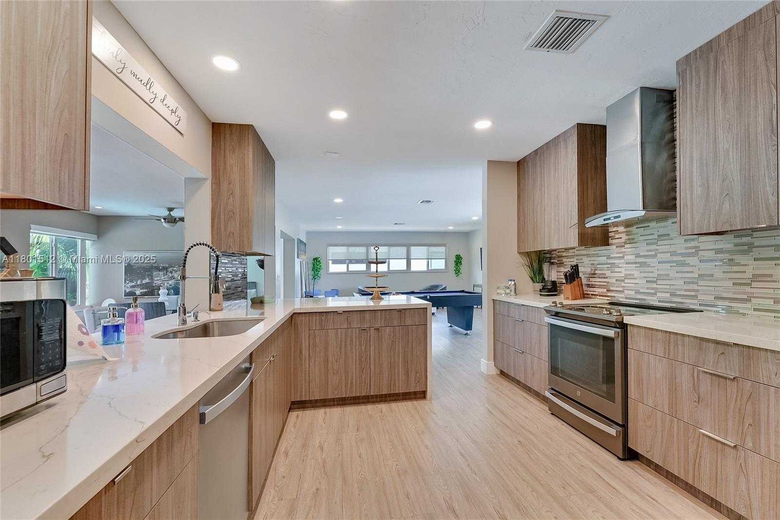 Small Image of 19520 NORTH EAST 19TH AVE, Miami Number 6