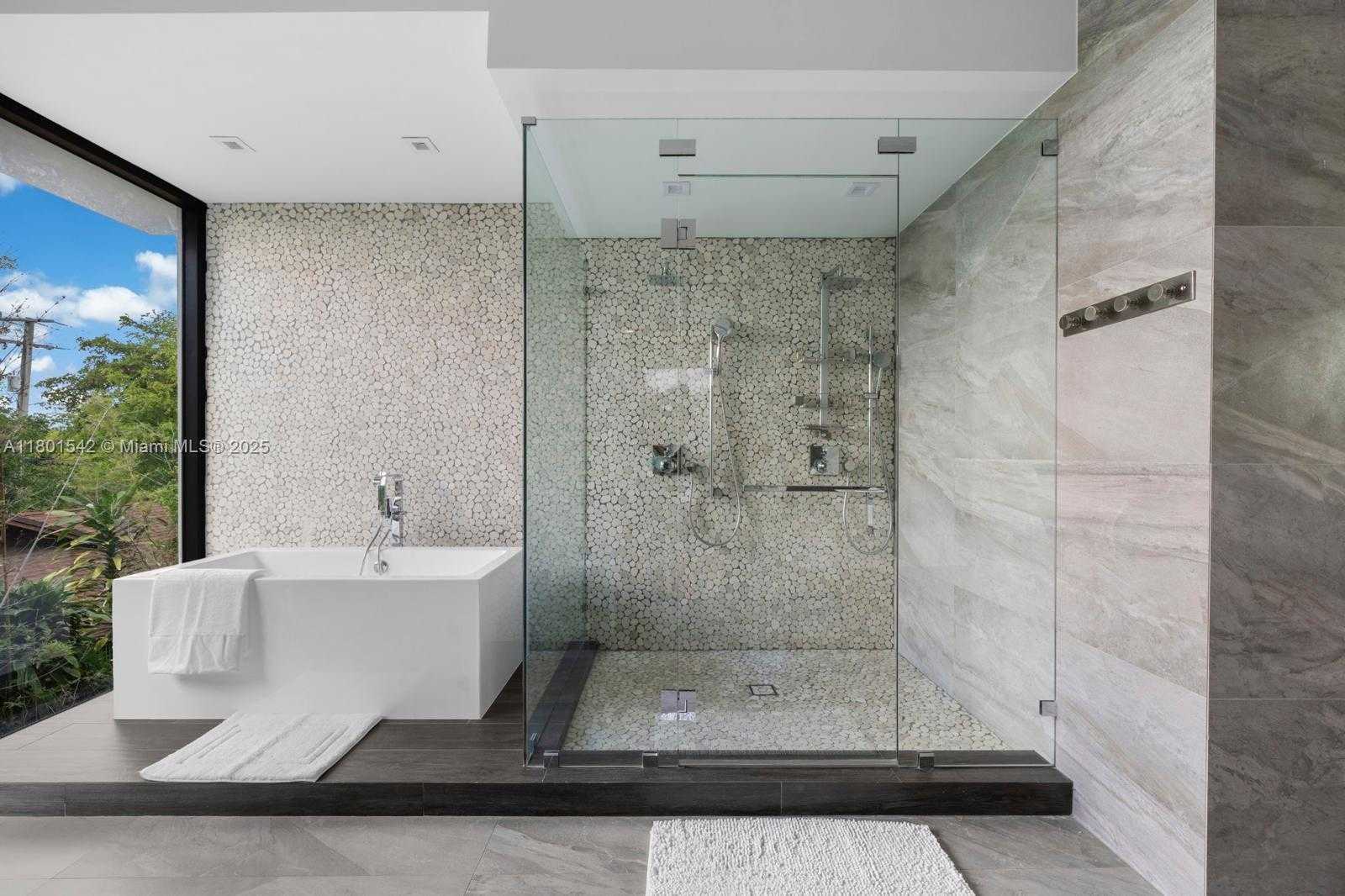 Small Image of 521 HOLIDAY DR, Hallandale Beach Number 19