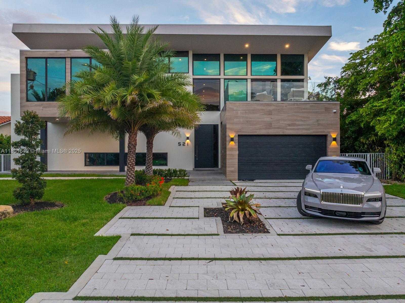 Small Image of 521 HOLIDAY DR, Hallandale Beach Number 2