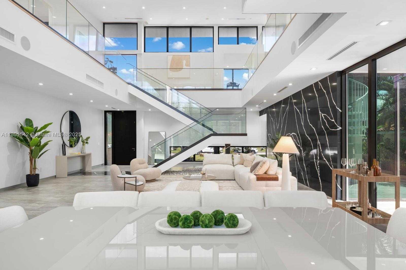 Small Image of 521 HOLIDAY DR, Hallandale Beach Number 4