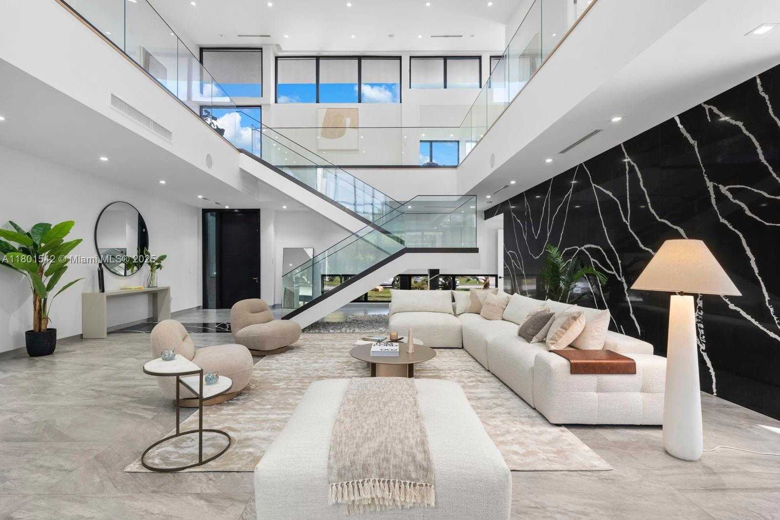 Small Image of 521 HOLIDAY DR, Hallandale Beach Number 5
