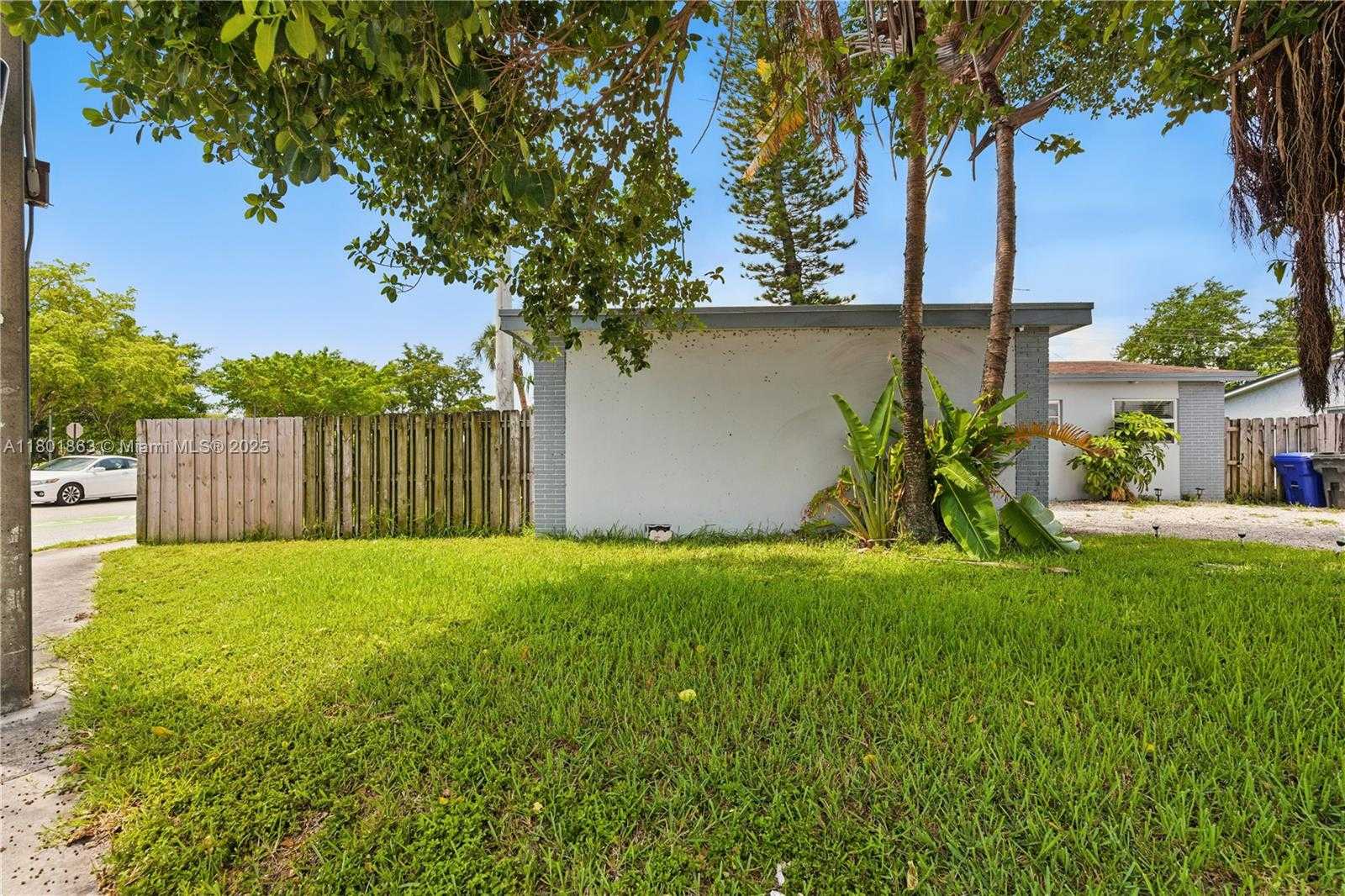Small Image of 6400 SHERIDAN ST, Hollywood Number 3