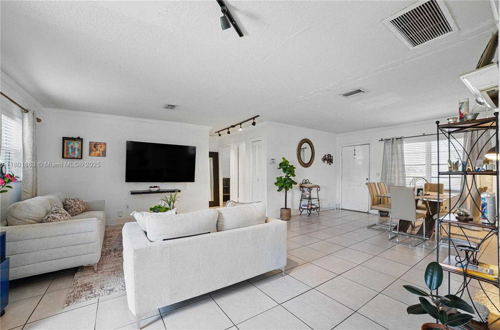 Small Image of 6400 SHERIDAN ST, Hollywood Number 4