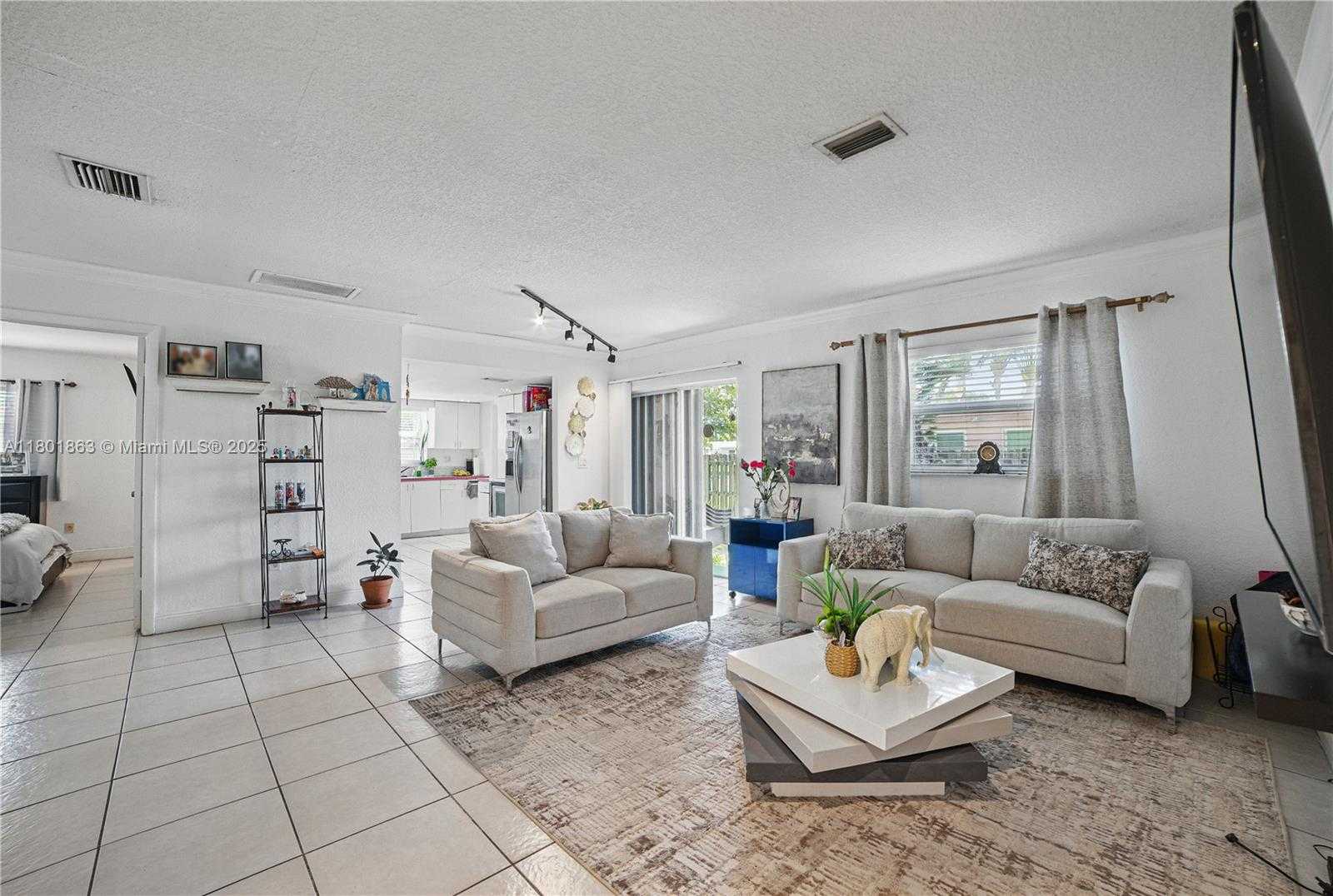 Small Image of 6400 SHERIDAN ST, Hollywood Number 5
