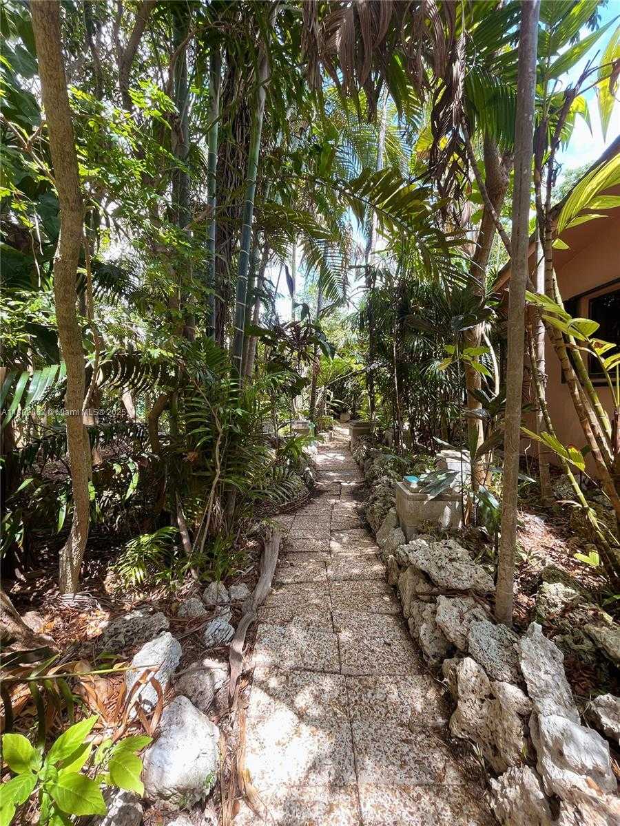Small Image of 18710 BELMONT DR, Cutler Bay Number 4