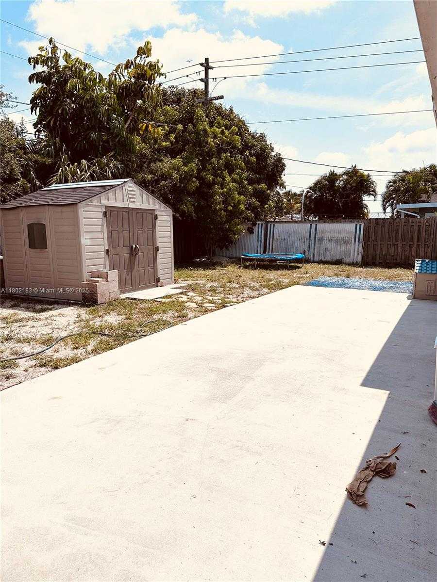 Small Image of 8761 NORTH WEST 12TH ST, Pembroke Pines Number 15