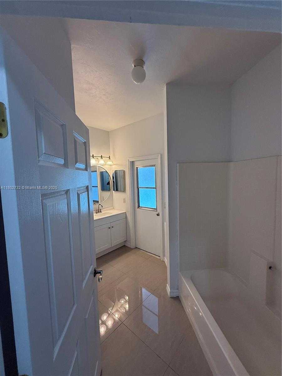Small Image of 1309 NORTH EAST 16 TERR, Cape Coral Number 27